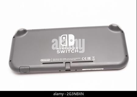 Fuji City, Shizuoka Ken, Giappone - 23 Maggio 2021: Console Nintendo Switch Lite grigia. Isolato su sfondo bianco. Vista posteriore. Foto Stock