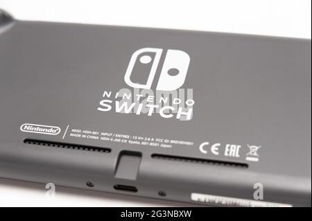 Fuji City, Shizuoka Ken, Giappone - 23 Maggio 2021: Console Nintendo Switch Lite grigia. Isolato su sfondo bianco. Vista posteriore. Primo piano. Foto Stock