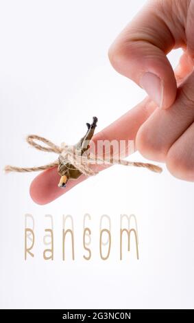 Figura dell'uomo legata al dito della mano come concetto di riscatto Foto Stock