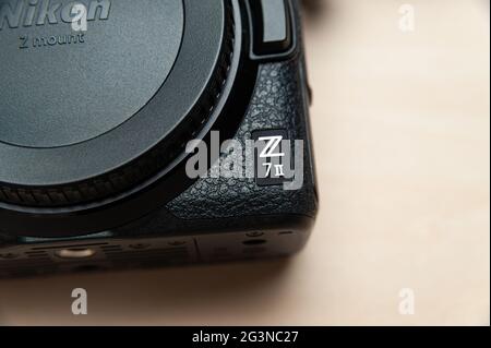 Corpo fotocamera digitale mirrorless Nikon Z 7II. Primo piano sul logo. Isolato su sfondo di legno. Vista dall'alto. Spazio di copia. Foto Stock
