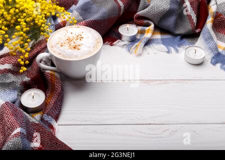 Fiori caldi di cappuccino e coperta Foto Stock