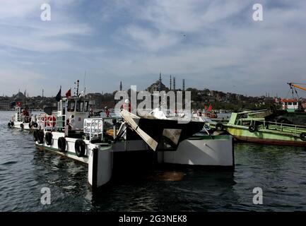 Nave skimmer spazzatura pulire la superficie dell'acqua dello stretto del Bosforo dalla spazzatura a Istanbul Foto Stock