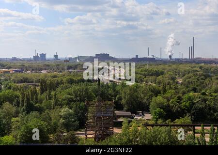Vista verso Hamborn Power Station e ThyssenKrupp Steel, Duisburg landcape, Ruhr, NRW, Germania Foto Stock