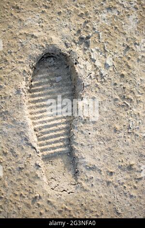 Modello di footstep su sfondo concreto Foto Stock