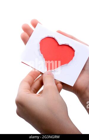 Carta a forma di cuore rosso in mano Foto Stock