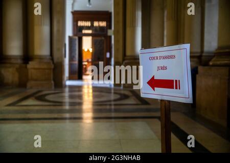 L'illustrazione raffigura l'interno del Palazzo di Giustizia, in vista della sessione di costituzione della giuria al processo di assises di Anthony Braeckmans (51) Foto Stock