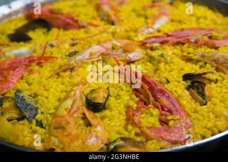 Particolare di una paella di riso con gamberi rossi, cozze, seppie e gamberi, tipica paella delle zone di pesca di Valencia Foto Stock