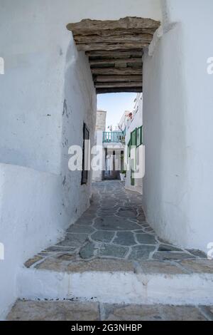 Isola di FOLEGANDROS, Grecia, Cicladi. Ingresso a Kastro, antico castello nel villaggio di Chora. Tradizionale vicolo lastricato in pietra coperto chiamato stegadi. st. Stretta Foto Stock