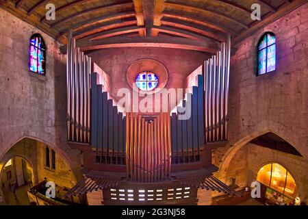 FRANCIA. GARD (30) AIGUES MORTES..ORGAN DELLA CHIESA DI NOTRE DAME DES SABLONS. DURANTE IL RESTAURO DELL'EDIFICIO NEGLI ANNI '60, 31 NUOVI MACCHIATI GL Foto Stock