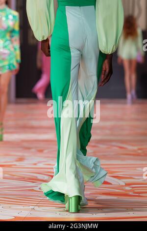 Un modello cammina sulla pista durante la mostra Alice McCall durante le collezioni Afterpay Australian Fashion Week Resort 2022 a Carriageworks il 31 maggio, Foto Stock