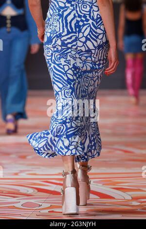 Un modello cammina sulla pista durante la mostra Alice McCall durante le collezioni Afterpay Australian Fashion Week Resort 2022 a Carriageworks il 31 maggio, Foto Stock