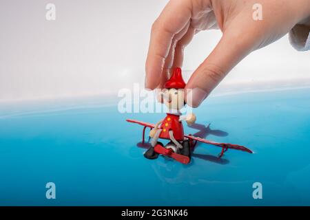 Modello aereo e Pinocchio in acqua Foto Stock