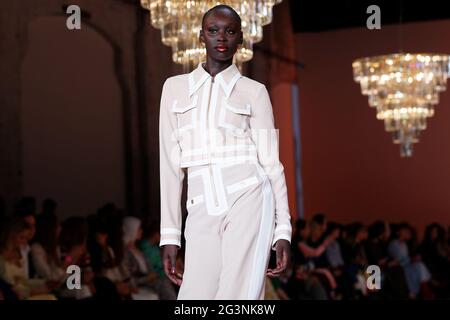 Un modello cammina sulla pista durante la mostra Alice McCall durante le collezioni Afterpay Australian Fashion Week Resort 2022 a Carriageworks il 31 maggio, Foto Stock