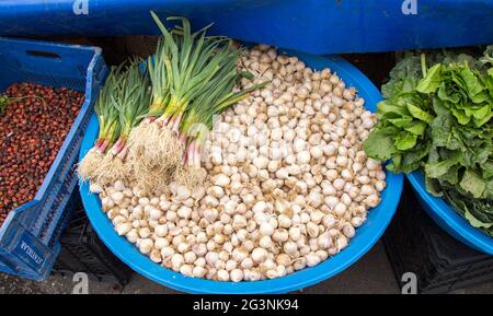 Mazzo di bulbi di aglio al bazar Foto Stock