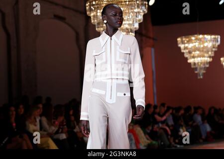 Un modello cammina sulla pista durante la mostra Alice McCall durante le collezioni Afterpay Australian Fashion Week Resort 2022 a Carriageworks il 31 maggio, Foto Stock