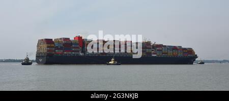 La nave-container Maersk Edirne è stata girata da rimorchiatore al porto di Felixstowe. Foto Stock