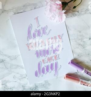 Ti amo un po 'di più ogni giorno - motivazionale calligraphy moderna citazione di stile Foto Stock