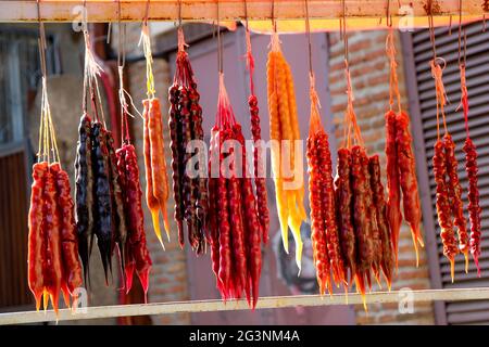 Salsiccia tradizionale a forma di caramelle con noci in esso Foto Stock