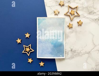 Happy Birthday Card con stile calligrafia su sfondo blu acquerello Foto Stock