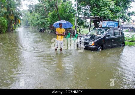 Foto delle strade di Kolkata sommerse dalla pioggia. Quasi tutta la Kolkata è sommersa da forti piogge di ieri. Foto Stock