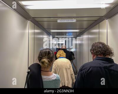 Sanford, Florida USA - 13 maggio 2021: Persone in attesa in jetway per salire a bordo di un aereo Allegiant all'aeroporto internazionale di Sanford, in Florida Foto Stock