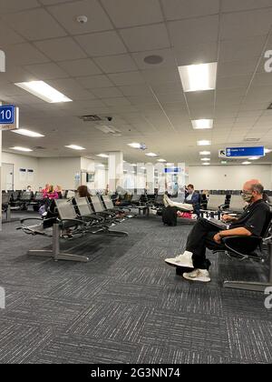 Sanford, Florida USA - 13 maggio 2021: Persone che aspettano nella zona di imbarco per salire a bordo di un aereo all'aeroporto internazionale di Sanford a Sanford, Florida. Foto Stock