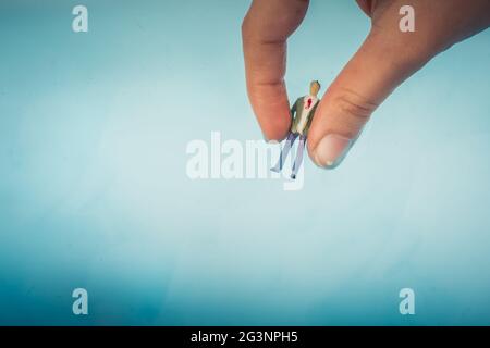 Modello aereo e un uomo figurine in acqua Foto Stock