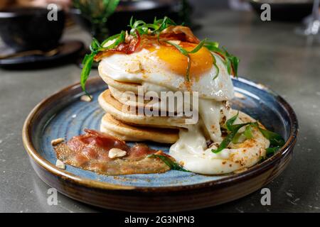 Pancake con pancetta, uova fritte e formaggio fuso Foto Stock