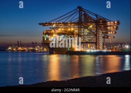 Intorno al porto di orologio operazioni di carico al porto di Felixstowe con la nave container OOCL Germania - luglio 2019 Foto Stock