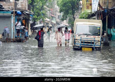 Kolkata, India. 17 Giugno 2021. I pendolari si muovono attraverso la strada dei tronchi d'acqua a causa della pioggia notturna monsonica. (Foto di Ved Prakash/Pacific Press/Sipa USA) Credit: Sipa USA/Alamy Live News Foto Stock