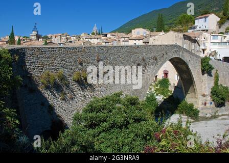 Vista sul Pont Roman a Nyons, Francia Foto Stock