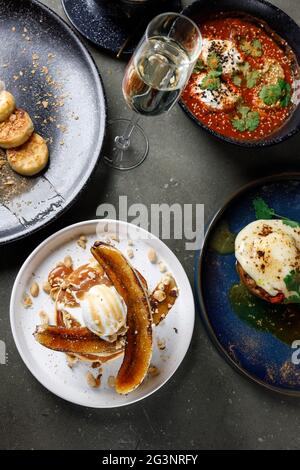 Frittelle con banana, caramello e paletta per gelato Foto Stock