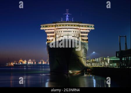 Una vista notturna della nave Cunard Ocean Liner a 101 ormeggio nel Porto di Southampton - Febbraio 2021 Foto Stock