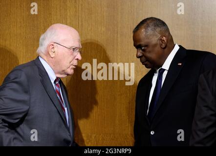 Washington, Stati Uniti. 07 aprile 2021. Patrick Leahy (D-VT) parla con il Segretario della Difesa degli Stati Uniti Lloyd Austin prima di un'audizione del Comitato delle Stanziamenti del Senato sulla richiesta di bilancio del Dipartimento della Difesa su Capitol Hill a Washington, USA, 17 giugno 2021. (Foto di Evelyn Hockstein/Pool/Sipa USA) Credit: Sipa USA/Alamy Live News Foto Stock