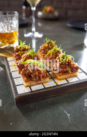 Tartare di vitello su crostini all'aglio Foto Stock