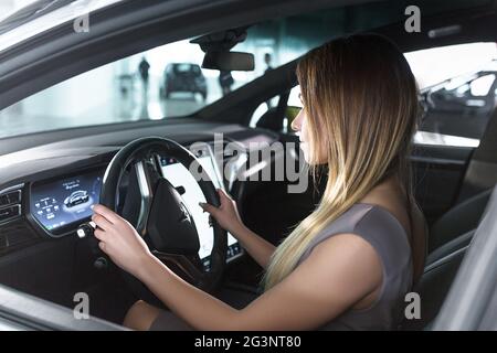 Tesla di nuova generazione auto elettrica di colore marrone scuro Indoor Foto Stock