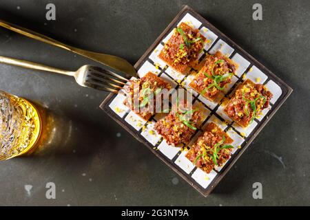 Tartare di vitello su crostini all'aglio Foto Stock