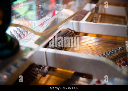 All'interno di un pianoforte. Vista ravvicinata dei martelli e delle corde all'interno del pianoforte. Strumenti musicali Foto Stock