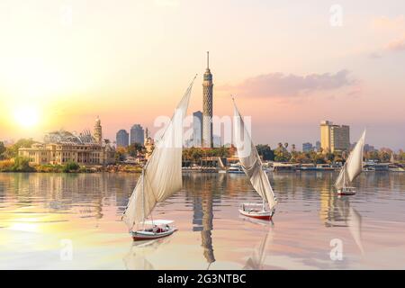 Tramonto sul Nilo e barche a vela, il Cairo, Egitto. Foto Stock
