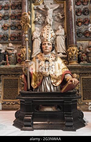 Bella antica scultura in legno di San Valentino reliquiario decorato sull'altare all'interno della chiesa di san valentino kiedrich germania Foto Stock