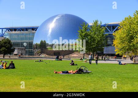 PARIGI (75). PARC DE LA VILLETTE, CENTRO PER LA CULTURA E IL TEMPO LIBERO, CITAZIONI DELLA SCIENZA E DELL'INDUSTRIA, GEODE Foto Stock