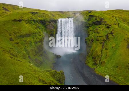 Islanda. Vista aerea sulla cascata di Skogafoss. Paesaggio in Islanda dall'aria. Luogo famoso in Islanda. Paesaggio da drone. Concetto di viaggio Foto Stock