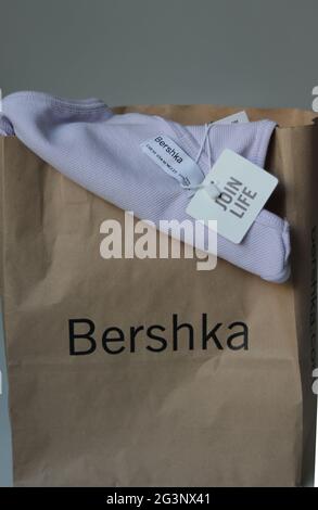 BERLINO, GERMANIA - 15 giu 2021: Camicia in una borsa di carta di Bershka, moda Foto Stock