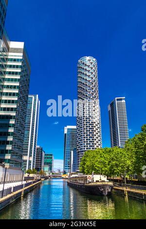 Vista di Millwall che taglia il South Dock con grattacieli e una torre residenziale Park Drive, South Quay, Canary Wharf, Londra, Regno Unito Foto Stock