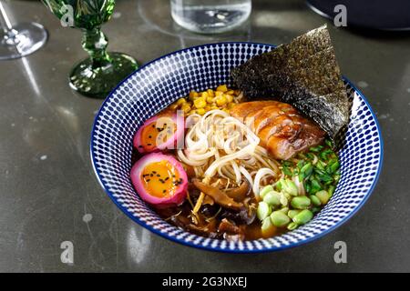 zuppa di miso con funghi di anguilla uova verdure e tagliatelle di udone Foto Stock