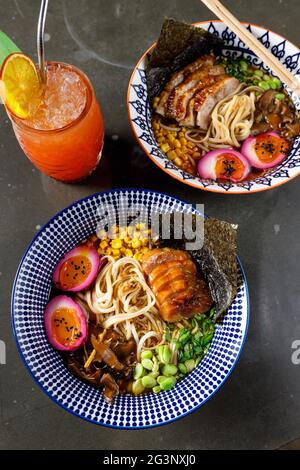 zuppa di miso con funghi di anguilla uova verdure e tagliatelle di udone Foto Stock