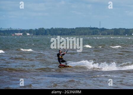 13 giugno 2021 - Malmo, Svezia: Un kite surfer pratica la sua abilità una ventosa giornata estiva Foto Stock