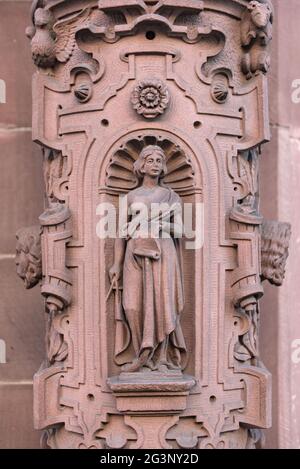 Scultura in arenaria sulla facciata esterna del rathaus roemer francoforte sul meno germania Foto Stock