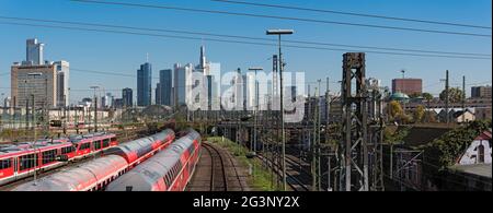 Grattacieli e l'antenna ferroviaria di Francoforte stazione centrale Foto Stock