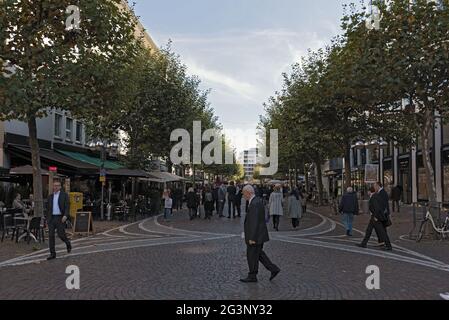 La strada commerciale di fressgass, nel centro di francoforte, nella germania principale Foto Stock